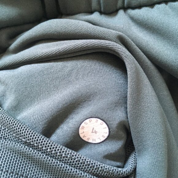 Lululemon On The Fly 7/8 Pant - Dark Forest Size 4 - Picture 3 of 3